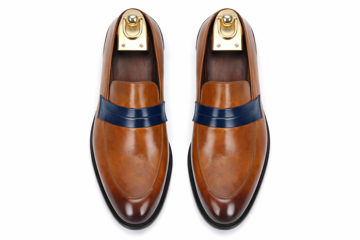 Carrucci Mens Penny Loafer in Contrast Strap