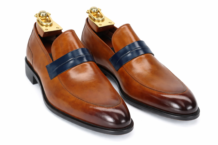 Carrucci Mens Penny Loafer in Contrast Strap